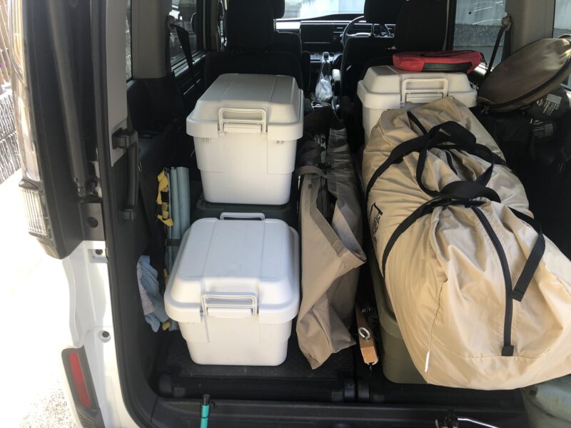車に荷物を積んでいる画像。頑丈ボックスが重ねて置かれている。