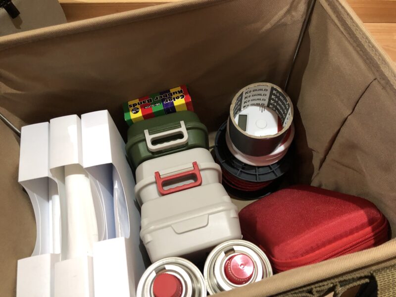 ワットノットワンタッチバケットの内側に道具がつめこまれている画像。生地が伸びるため無理につめこめる様子を映している。