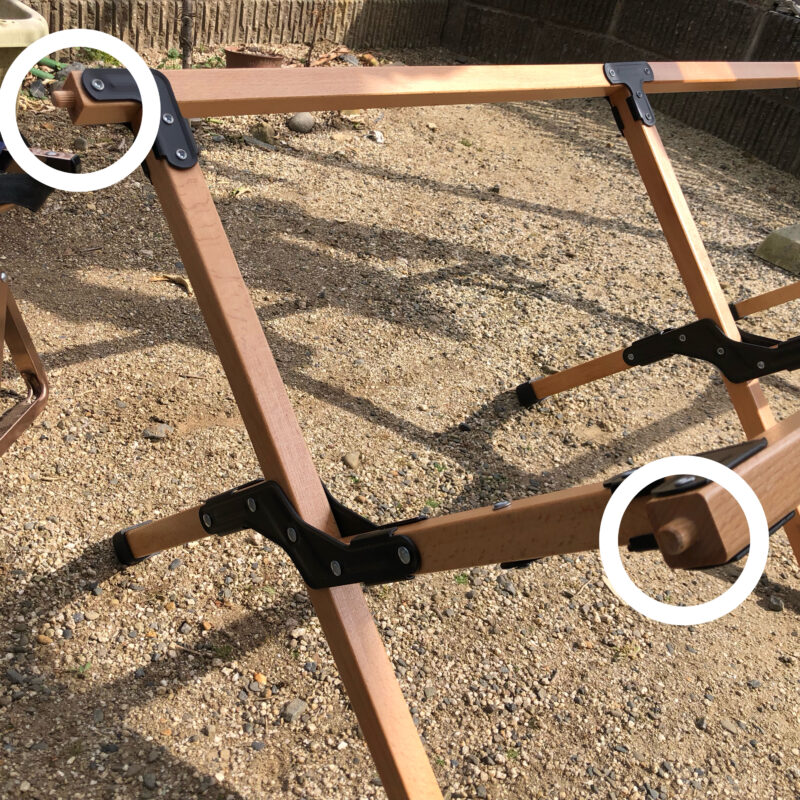 ピースパークフォールディングウッドテーブルの脚部分の接合部画像。
