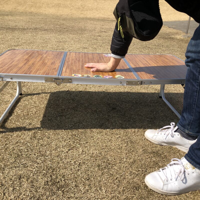 樹脂製テーブルの天板を押す画像