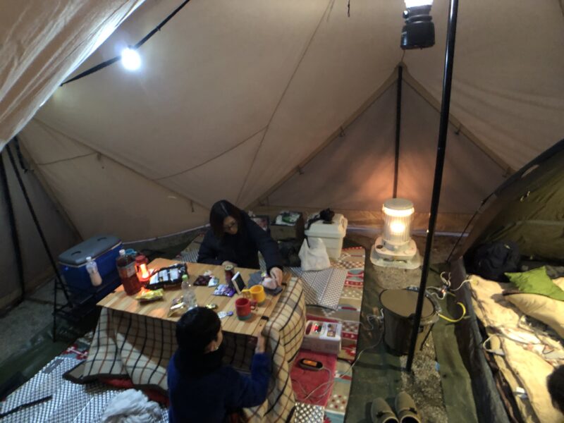 ピースパークフォールディングウッドロールテーブルをテーブル内で使用している画像