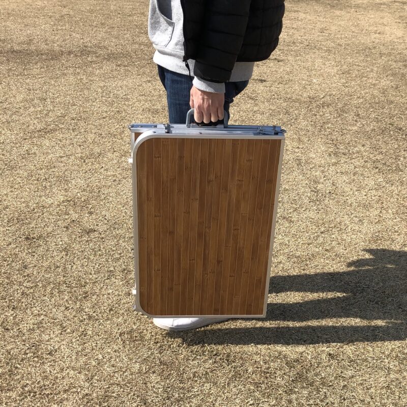 e-フロンティアアルミフォールディングテーブルを持っている画像