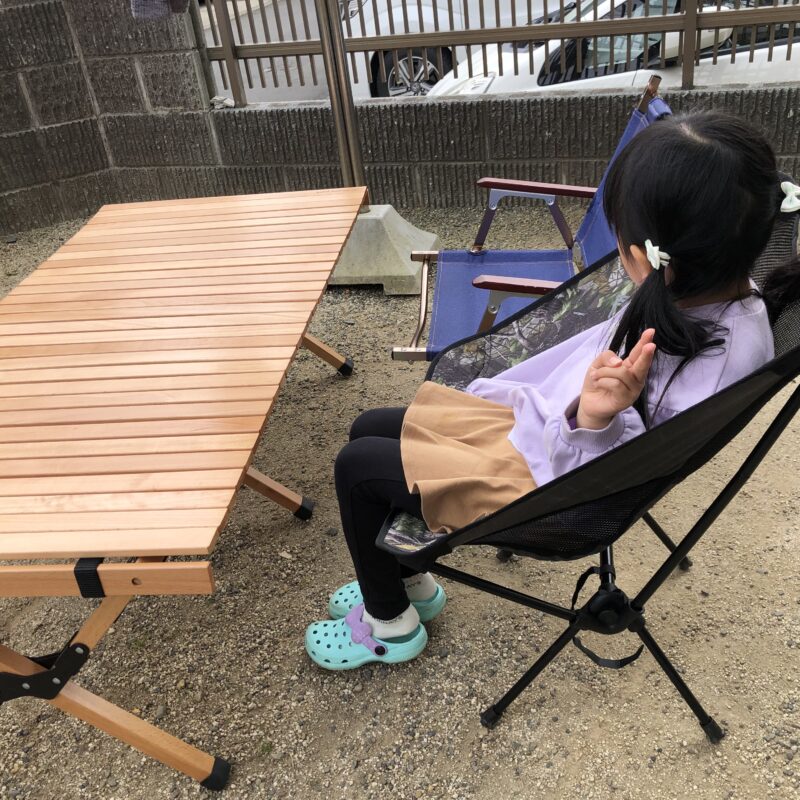 ピースパークフォールディングウッドロールテーブルの高さが子供にちょうど良いという画像