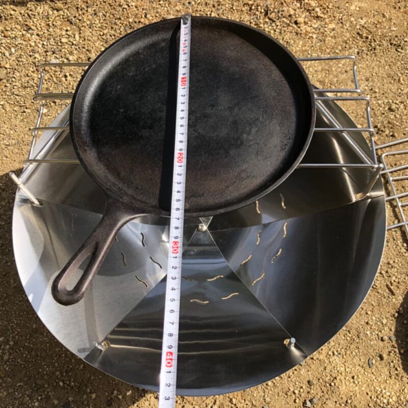 SOLOTOUR焚火台の調理器具をのせている画像
